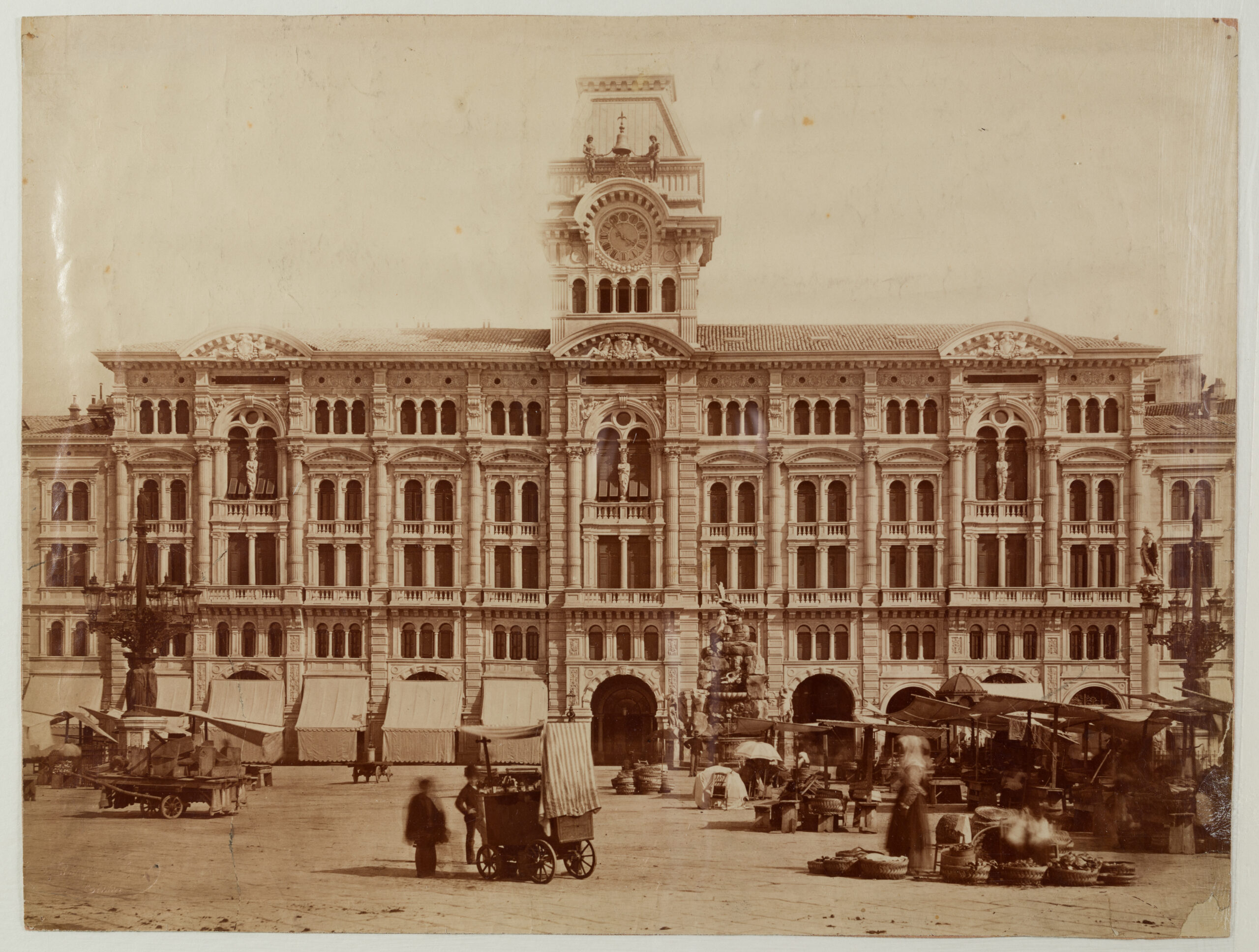 Giuseppe Wulz Il Palazzo Municipale in un giorno di mercato, Trieste, ca. 1876